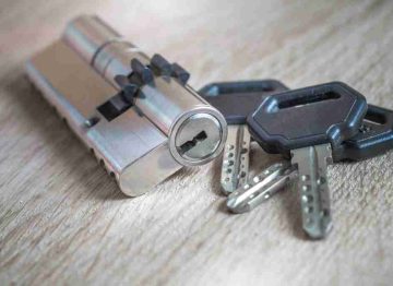 Mobile key cutting and safe opening service in Crawley